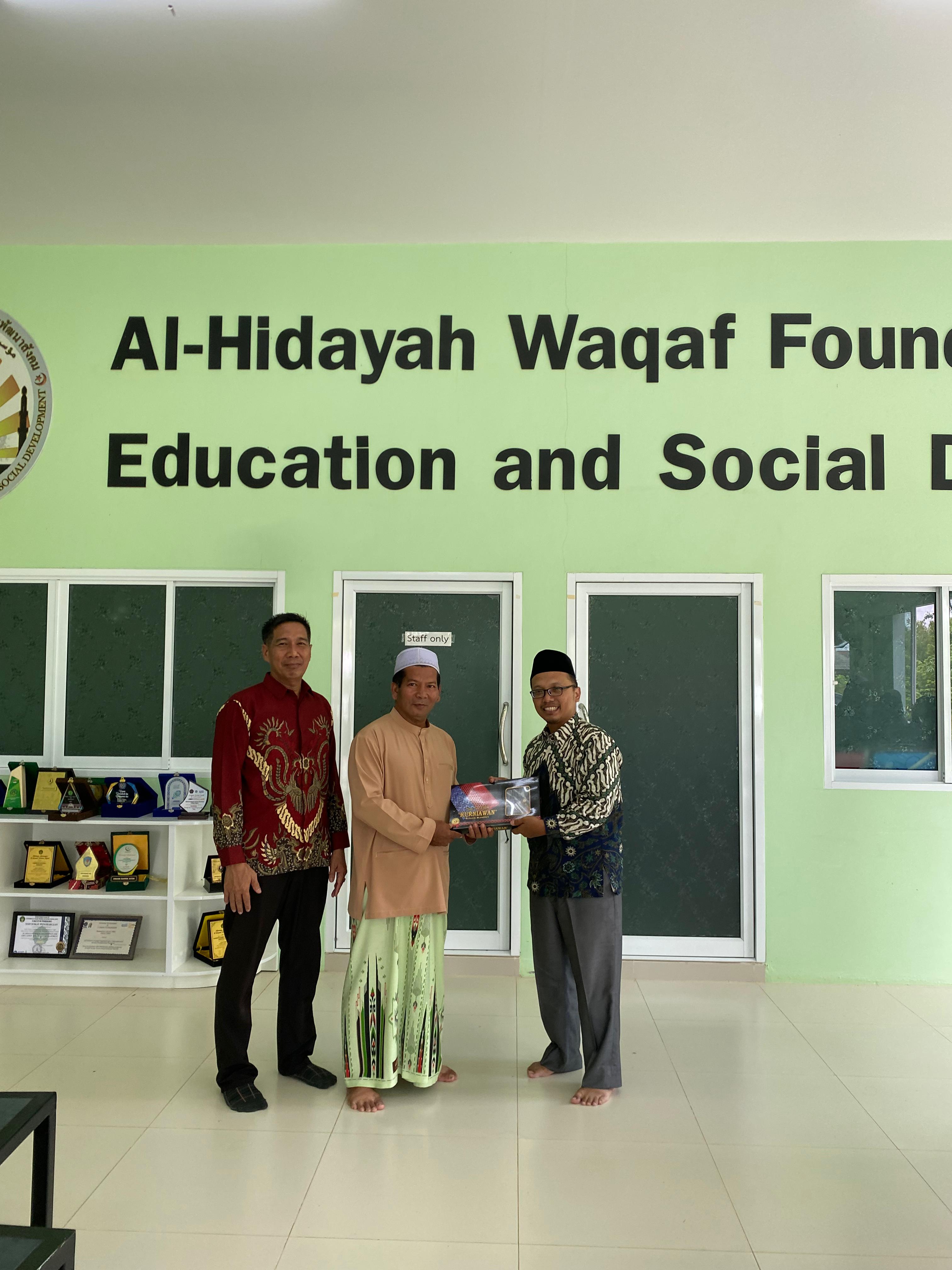 Kepala KUI Institut Ahmad Dahlan Probolinggo Serahkan 39 Mahasiswa Delegasi KKN, PPL, dan PKL Integratif Internasional ke Alhidayah Waqaf Foundation for Education and Social Development, Thailand