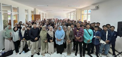 Menggugah Semangat Literasi Mahasiswa Baru melalui Bedah Buku Karya Alumni